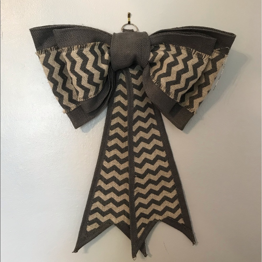 Indoor/Outdoor Chevron Bow Wall Decor